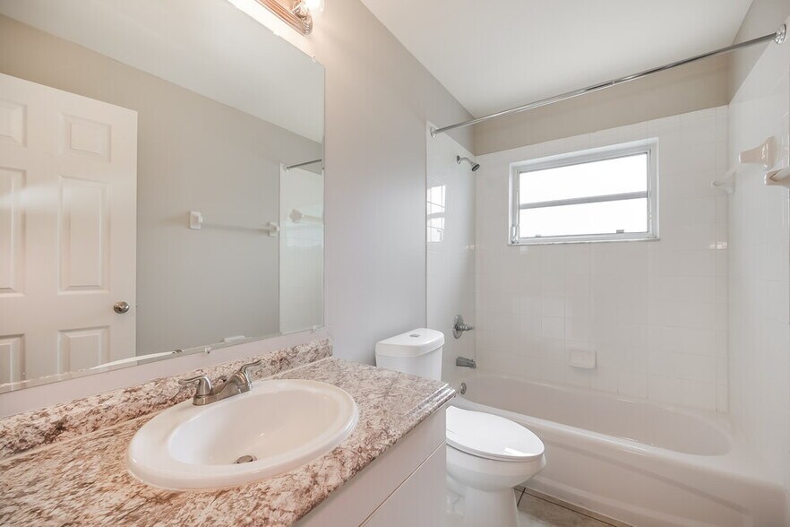 Building Photo - 15585 Spring Line Ln