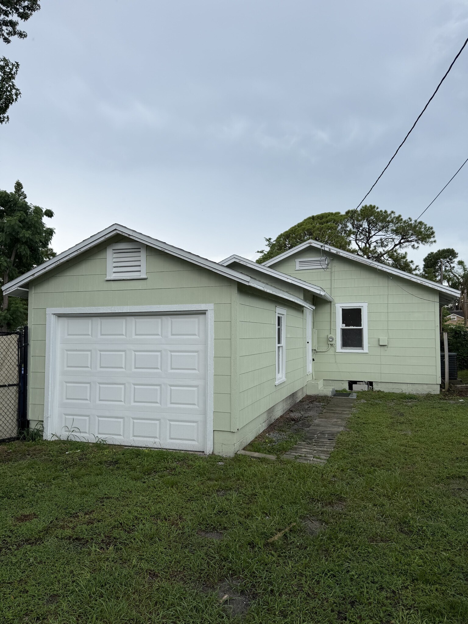 Building Photo - 2 Bed/1 Bath
