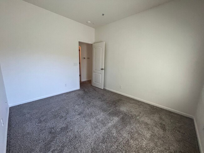 Building Photo - HAMPTON VILLAGE - 2 BR / 2 BA CONDO AVAILABLE NOW!