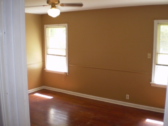 Building Photo - CUTE 3/2 BROADMOOR