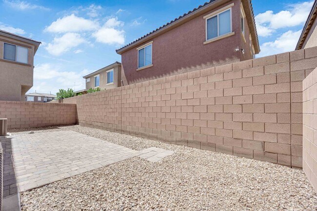 Building Photo - 3 bedroom home in gated community