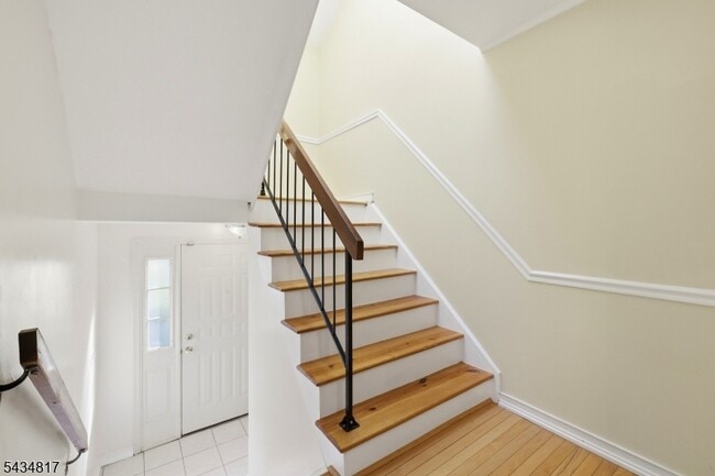 Building Photo - 15 Delbarton Ct