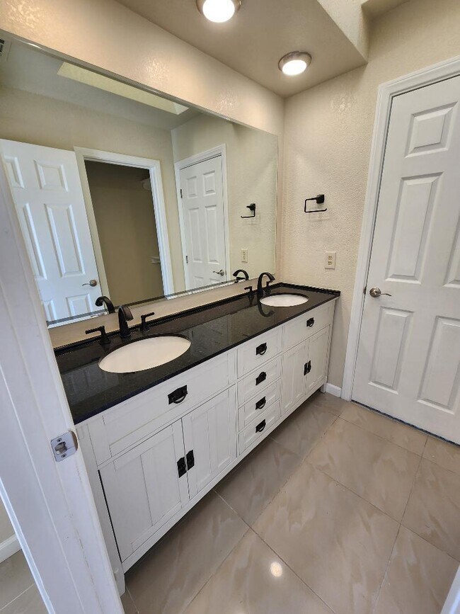 Building Photo - 64981 Cotton Ct