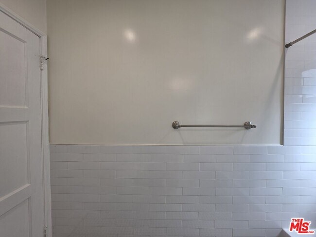 Building Photo - 102 Gaviota Ave
