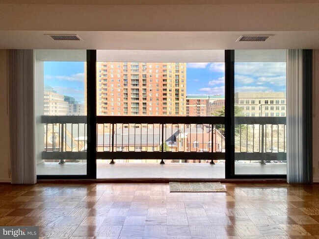 Building Photo - 3800 Fairfax Dr