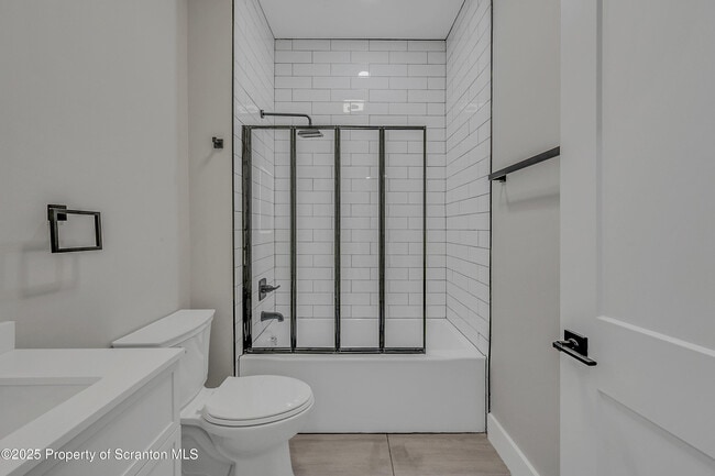 Building Photo - 215 Hickory St