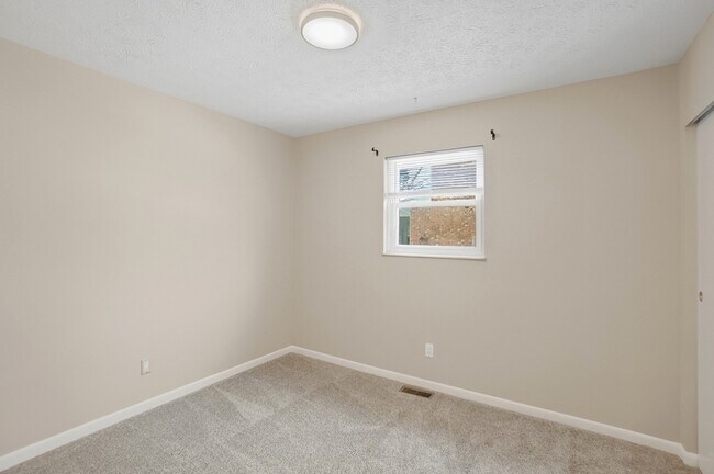 Building Photo - 3145 Dogwood Dr