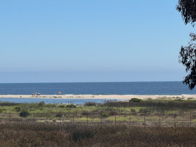 Building Photo - Three minutes from the beach!