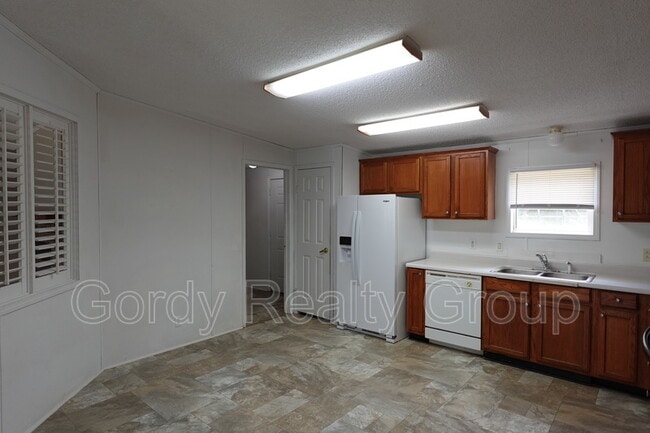 Building Photo - 1211 Dwellings St