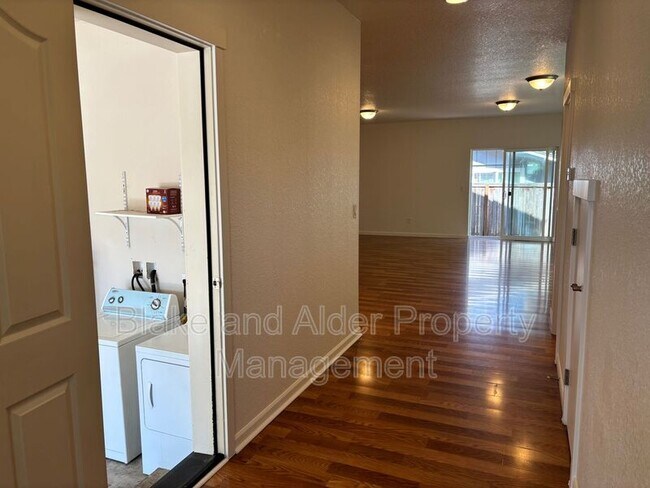 Building Photo - 347 Norway St NE