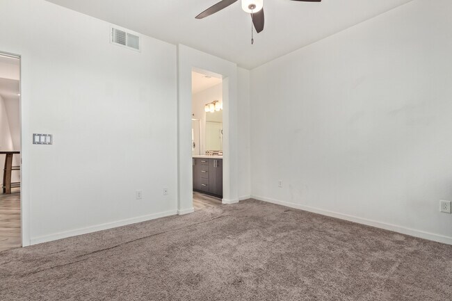 Building Photo - 2321 E Huntington Dr