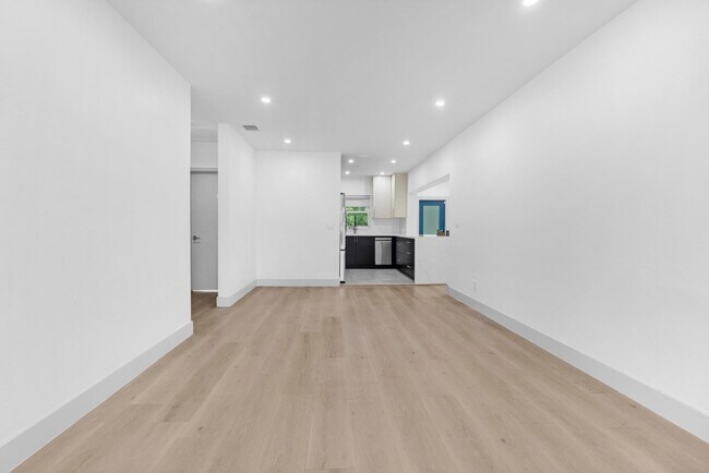Building Photo - 570 SW 45th Ave