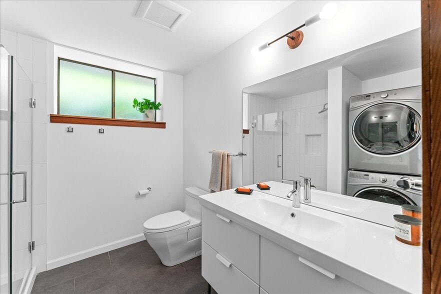 Bathroom with washer/dryer - 473 Panoramic Hwy