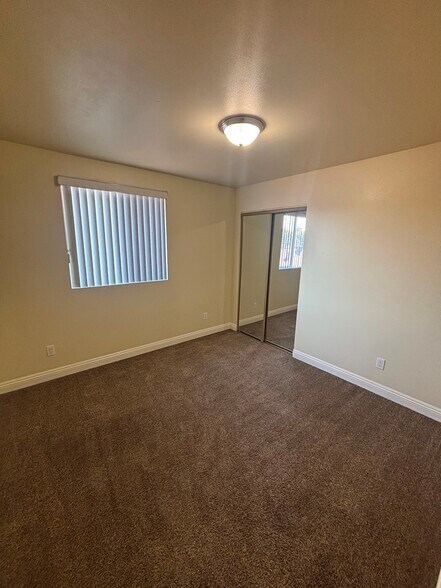 Building Photo - 732 E 74th St