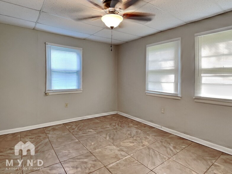 Building Photo - 1256 S Willow Ln Ave