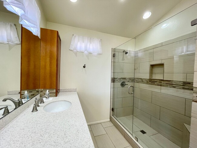 Building Photo - COMING SOON! AMAZING 3 Bedroom 3 Bathroom ...
