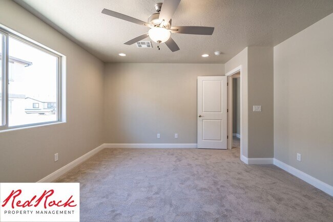 Building Photo - 4 Bedroom, 2.5 Bathroom Townhome in Hurric...