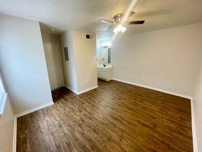 Building Photo - GS-581 Dexter Dr