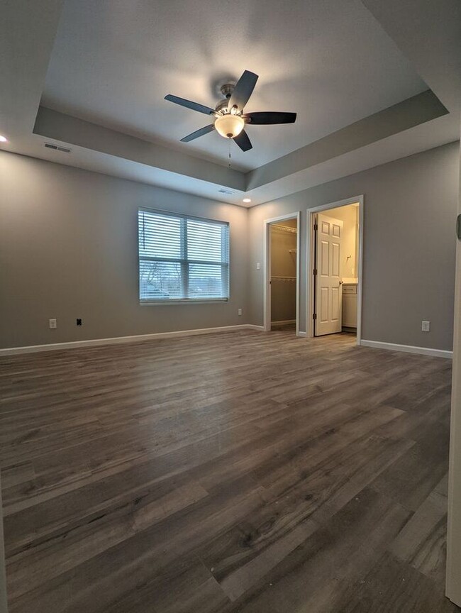 Building Photo - This is the perfect chance to settle into ...