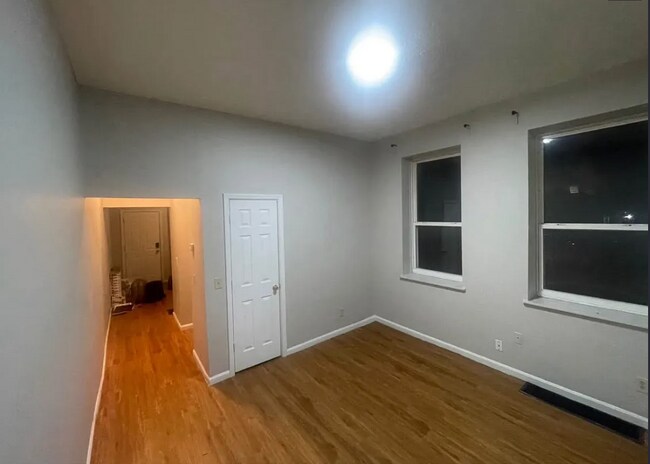 Building Photo - Spacious First-Floor Studio Near Incline District — Updated Kitchen, Tall Ceilings, W/D Hookups
