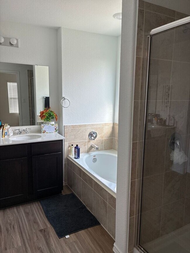 Building Photo - COMING SOON! Beautiful 4BR 3BA w/ Fenced Backyard • Private Yard• Attached Garage in Siena