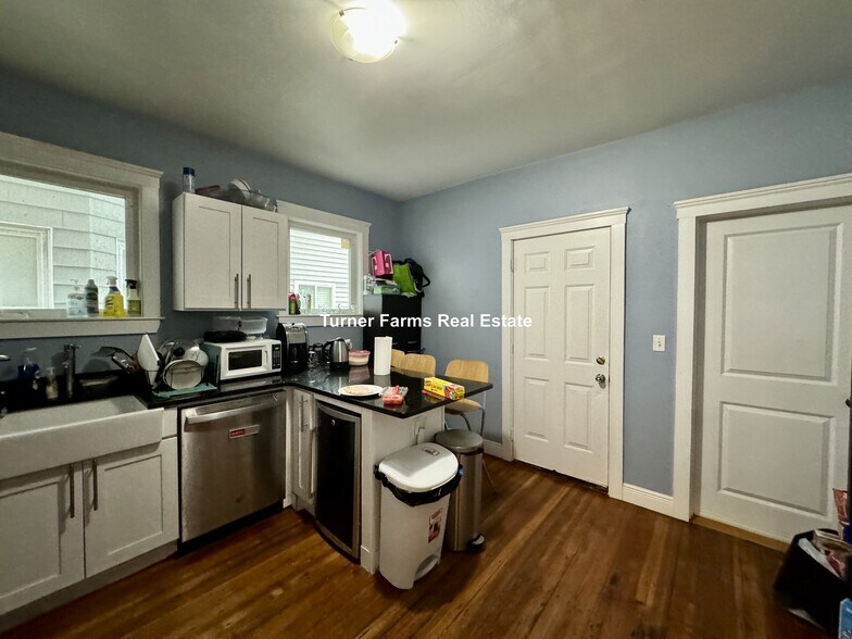 Building Photo - 374 Prospect St