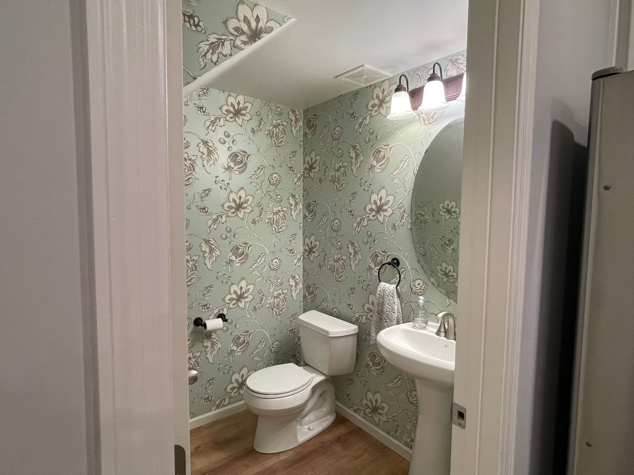 Main fl. Guest Bath - 739 Maple Hills Dr