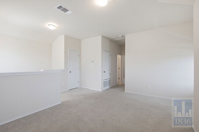 Building Photo - 729 Manzano Ln