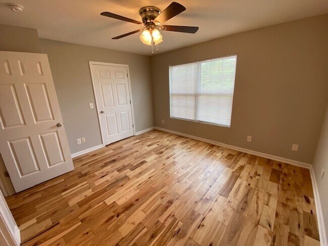 Building Photo - Coming soon! Great location