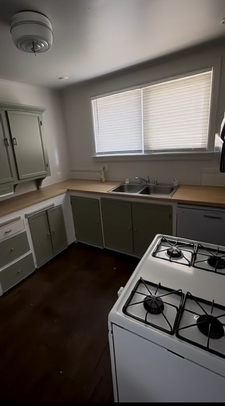 Building Photo - 801 E 7th St