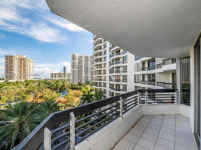 Building Photo - 3600 Mystic Pointe Dr