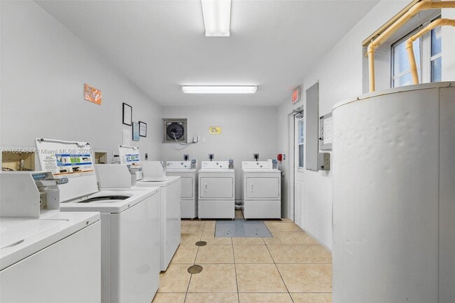 Building Photo - 13 S Royal Poinciana Blvd