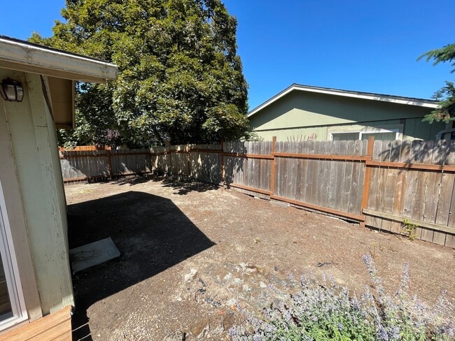 Building Photo - Hard to find 3 bedroom 2, bathroom.