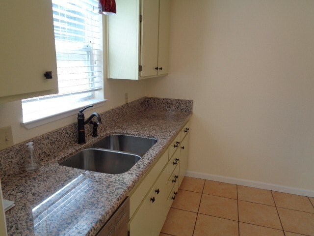 Building Photo - Beautiful 3 Bedroom, 1.5 Bath Townhome Available now!