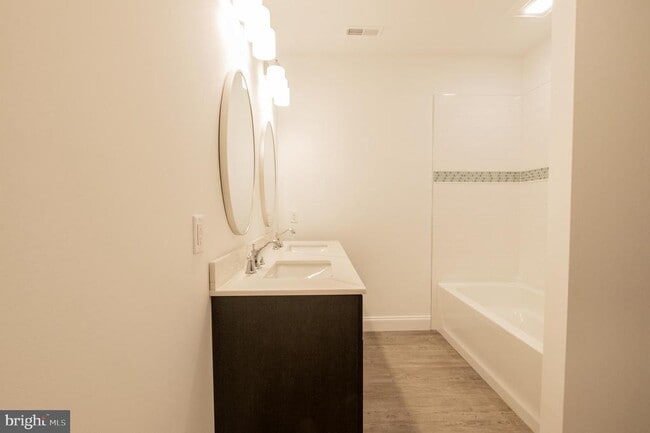 Building Photo - 5 Park Ln