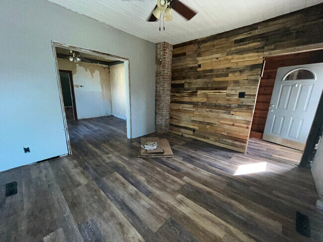 Building Photo - 2254 Lee Ave