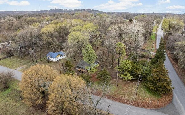 Building Photo - Charming 2 Bedroom Home on a Large Private Lot!