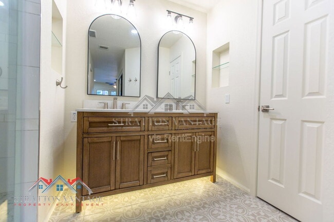 Building Photo - 5513 E Terry Dr