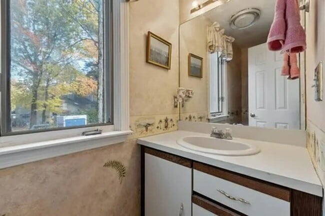 Building Photo - Large 2 Bed/2.5 Bath Condo | Private Back Deck | Washer and Dryer and More!