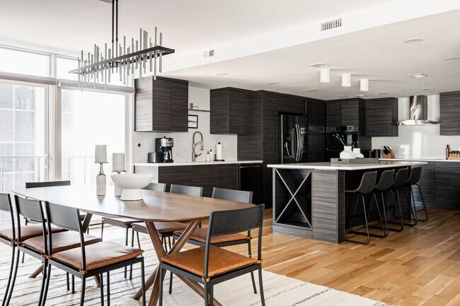Building Photo - Gorgeous 2 Bedroom 2 Bathroom Condo in Low...