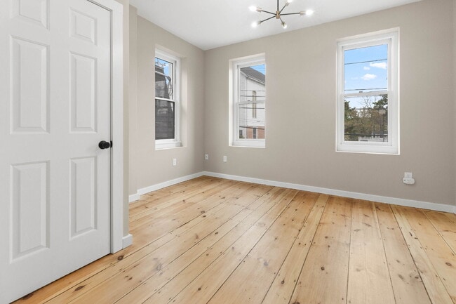 Building Photo - Tour 6/4/25 4-5pm Beautiful 1 Bedroom Apar...