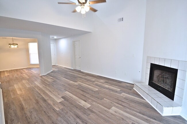 Building Photo - Beautifully Renovated 3-Bedroom Home in Fo...