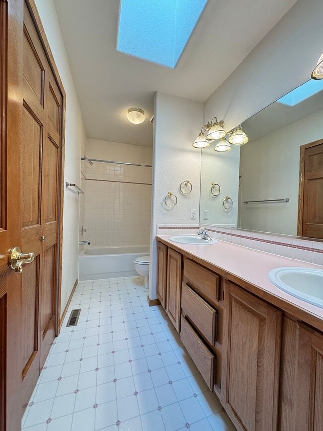 Building Photo - Spacious home in English Ranch