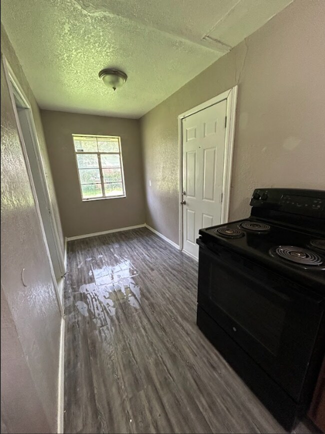 Building Photo - Cute 4 Bedroom Home