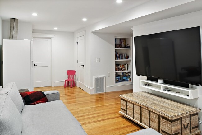 Building Photo - 203 Winchester St