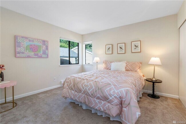 Building Photo - Charming 2 Bed 2 Bath Condo in Sought After Redmond