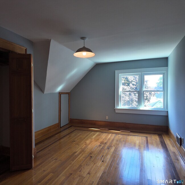 Building Photo - 553 Townsend Ave