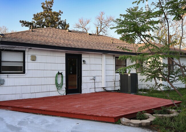 Building Photo - 9613 Westview Dr