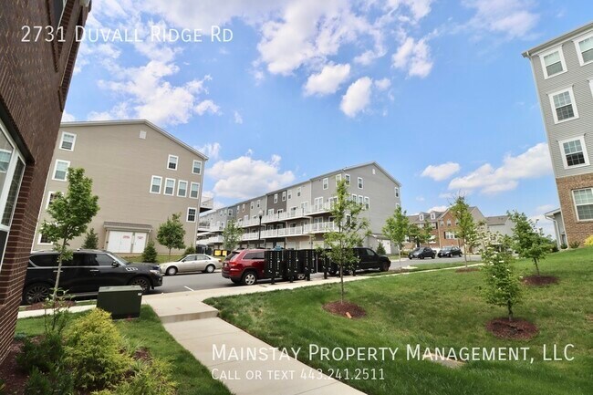 Building Photo - 2 Bedroom Plus DEN End Unit Townhome W Gar...