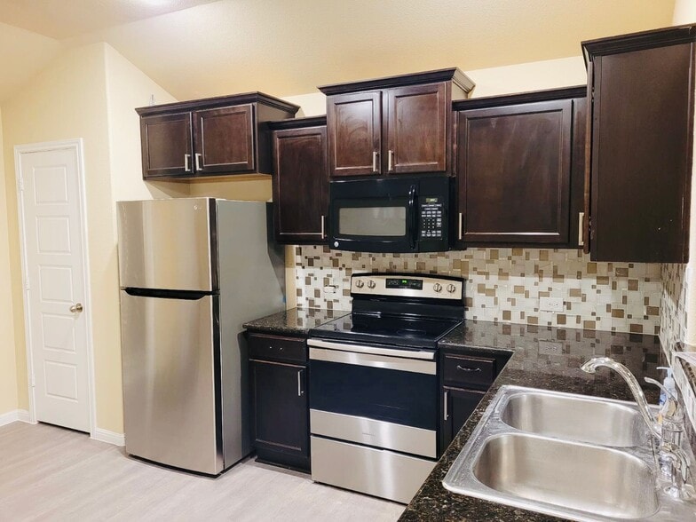 Building Photo - 103 Frio River Trl